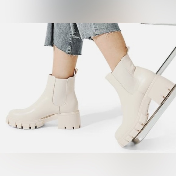 Steve Madden white Chelsea boots. Ankle-high. Chunky heel. Elastic side panel. 8 - Picture 3 of 12